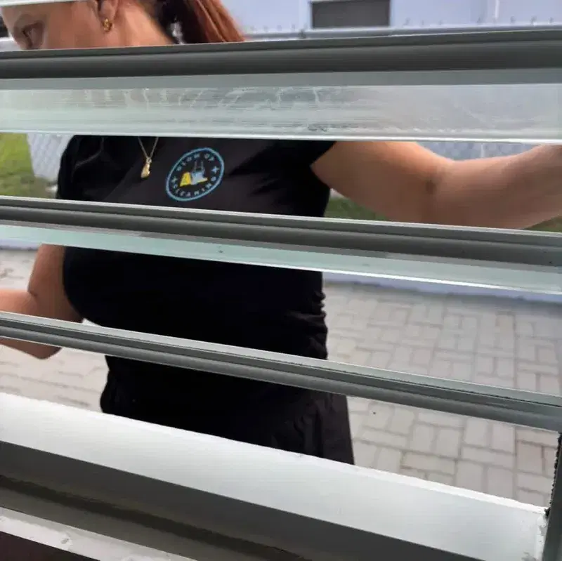 Limpieza de ventanas y puertas